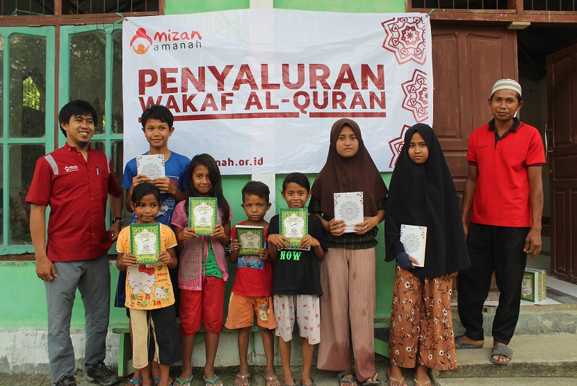  Lembaga Amil Zakat Nasional (Laznas) Mizan Amanah merealisasikan Program 1000 Wakaf Alquran dan Iqra ke berbagai pelosok negeri. Di akhir tahun 2020 ini direalisasikan ke daerah Donggala, Sulawesi Tengah, (6/11). 