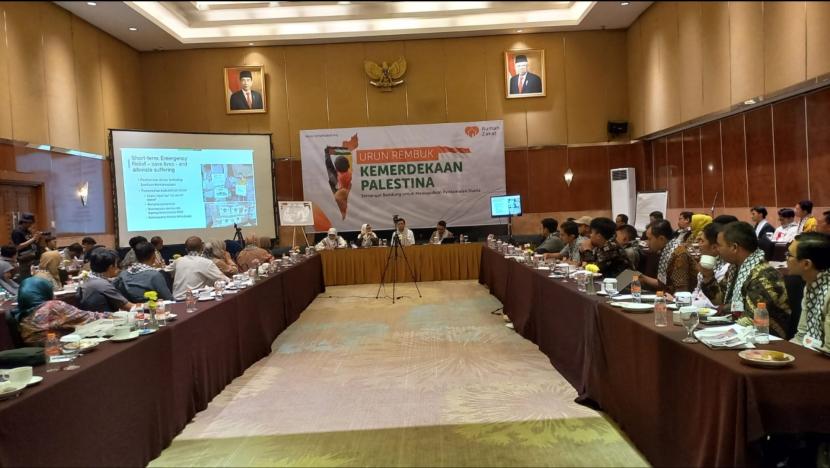 Lembaga amil zakat nasional Rumah Zakat menginisiasi kegiatan urun rembuk kemerdekaan Palestina yang digelar di Hotel Grand Preanger, Kota Bandung, Jumat (4/10/2024) sore.