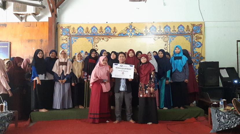 Lembaga AR Learning Center dan Komunitas Taklim Jurnalistik menyalurkan sembako untuk yatim-dhuafa di Yayasan Pondok Pesantren Madania & MA Kabupaten Bantul, DIY.