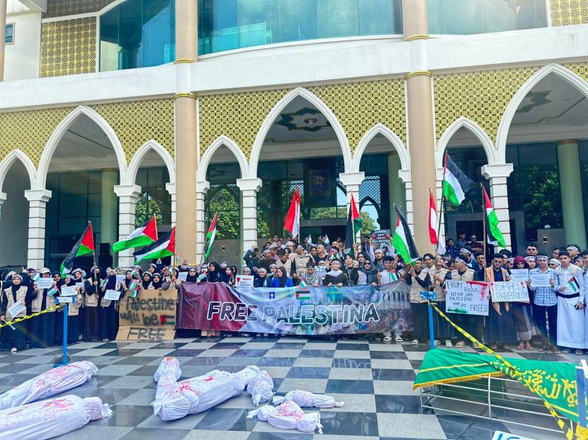 Lembaga Dakwah Mahasiswa Universitas Islam Indonesia (UII) menggelar aksi solidaritas untuk Palestina,  Jumat (10/5/2024) siang. Aksi digelar di pelataran Auditorium Prof. K.H. Abdul Kahar Mudzakir Universitas Islam Indonesia (UII), Sleman, Yogyakarta. 