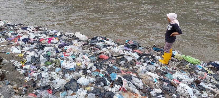 Lembaga Ecoton Indonesia menemukan timbunan sampah di Bendungan Sengguruh, Kabupaten Malang. 