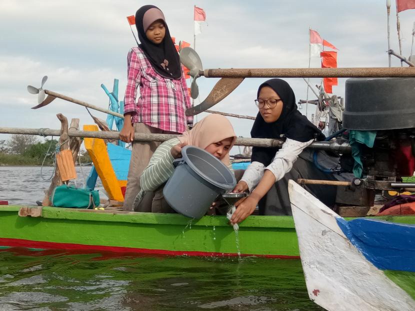 Lembaga Kajian Ekologi dan Konservasi Lahan Basah (Ecoton) mengambil sampel air di bawah Jembatan Sembayat Bungah, Desa Legowo dan Tanjungsari, Kecamatan Sidayu, Kabupaten Gresik.