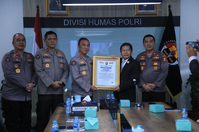 Lembaga Kajian Strategi Kepolisian Indonesia (Lemkapi) memberikan apresiasi dan penghargaan Presisi Award kepada Kepala Divisi Humas Polri Irjen Pol Sandi Nugroho.