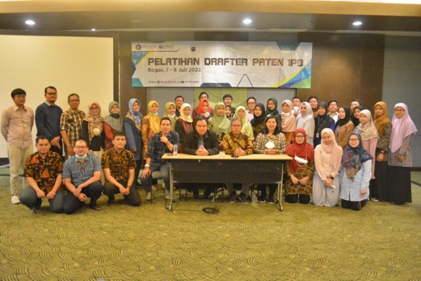 Lembaga Kawasan Sain dan Teknologi (LKST) IPB University menyelenggarakan Pelatihan Drafter Paten di IPB International Convention Center (IICC), Bogor, 7-8 Juli 2022.