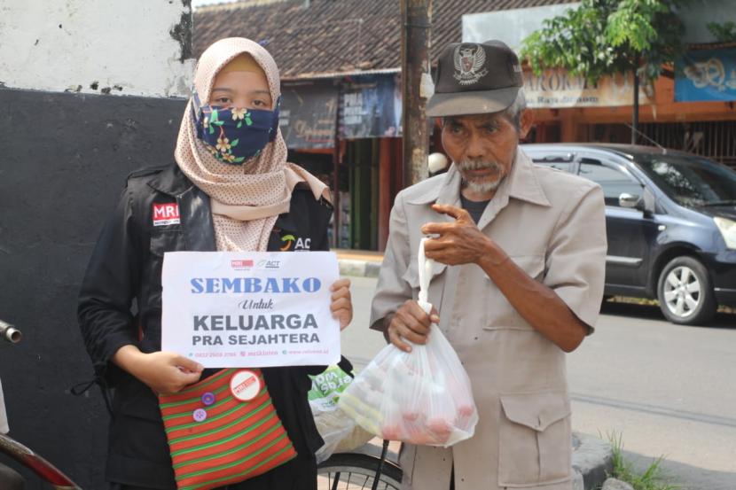 Sambut Ramadhan 1441 Hijriah, Masyarakat Relawan Indonesia (MRI) bersama Aksi Cepat Tanggap (MRI-ACT) Jawa Tengah (Jateng) menargetkan tebar 30 ribu paket bantuan. Foto sembaga kemanusiaan Aksi Cepat Tanggap (ACT) mendistribusikan bantuan, (ilustrasi).