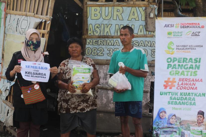 Lembaga kemanusiaan Aksi Cepat Tanggap (ACT) Solo mendistribusikan beras sebanyak 250 kilogram bagi keluarga prasejahtera di Kabupaten Klaten, Jawa Tengah.