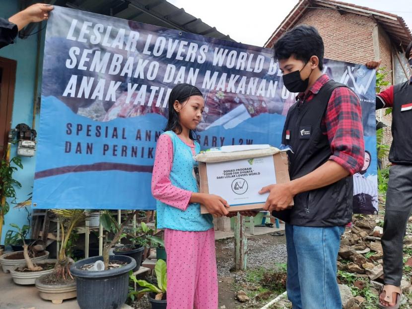Lembaga kemanusiaan Dompet Dhuafa Lampung bersama fanbase Rizy Billar dan Lesti Kejora yakni Leslar Lovers World (L2W) berkolaborasi melakukan aksi sosial berbagi sembako untuk yatim dan dhuafa pada Sabtu, (14/8/2021) di Bandar Lampung. Kolaborasi ini mendukung program “Food for Dhuafa” yang digulirkan Dompet Dhuafa utuk membangun ketangguhan di tengah pandemi Covid-19 yang belum usai.