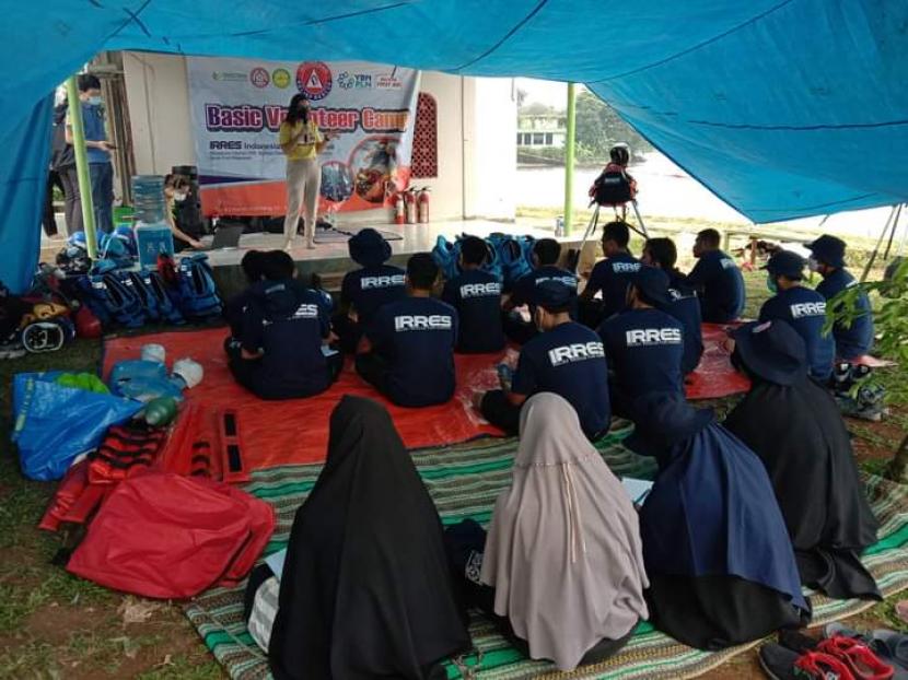 Lembaga Kemanusiaan Indonesian Relief Rescue (Irres) kembali menyelenggarakan pelatihan dasar bagi relawan bencana melalui Basic Volunteer Camp Batch 2 di Setu Cikaret Cibinong Kabupaten Bogor Jawa Barat pada Sabtu-Ahad lalu (12-13/2/2022). 