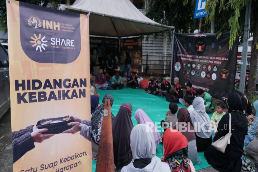 Lembaga kemanusiaan International Networking for Humanitarian (INH) kembali menggelar kegiatan sosial yang bertujuan untuk berbagi kebaikan dengan sesama. Kali ini, INH mengadakan aksi bersih-bersih masjid dan berbagi paket buka puasa atau takjil di Masjid Baitul Mu’minin, yang terletak di Jalan. Kincir Raya No.35, RT 8/RW 10, Kelurahan Jati, Kecamatan Pulo Gadung, Kota Jakarta Timur, Jumat (14/3/2025).