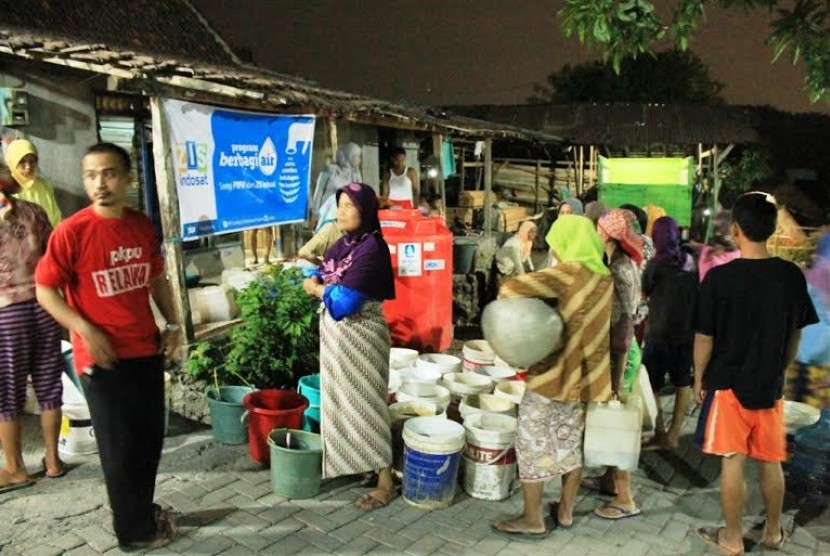 Warga di sejumlah desa di Semarang mengantre air bersih akibat daerahnya kekeringan. (Ilustrasi)
