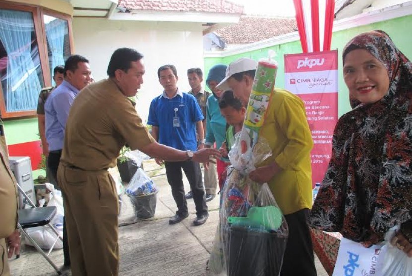  Lembaga Kemanusiaan Nasional PKPU bersama CIMB Niaga Syariah menyalurkan bantuan kepada korban pasca banjir di daerah Kecamatan Telukbetung Selatan.