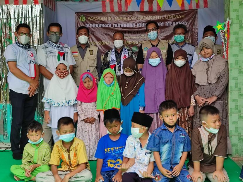 Lembaga Kemanusian Internasional Networking for Humanitarian (INH) bekerja sama dengan Yayasan Alwasiilah Amanatul Ummah di Cileungsi, Bogor Jawa Barat, Kamis (19/8) menggelar acara pembagian bantuan dari para donatur untuk anak-anak yatim yang mayoritas orang tuanya meninggal akibat Covid-19.