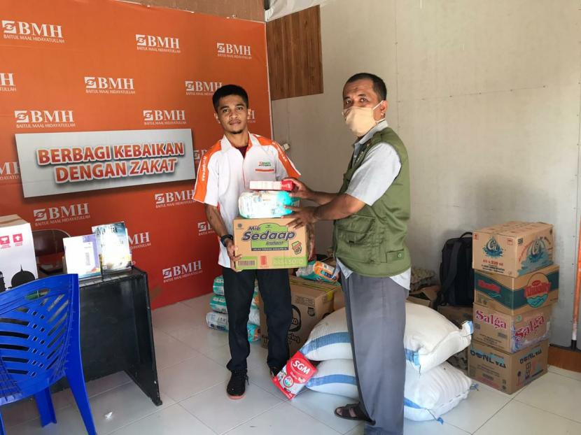 Lembaga Kesejahteraan Sosial Anak (LKSA) Provinsi Gorontalo menyerahkan bantuan untuk para korban banjir Gorontalo melalui Laznas BMH.