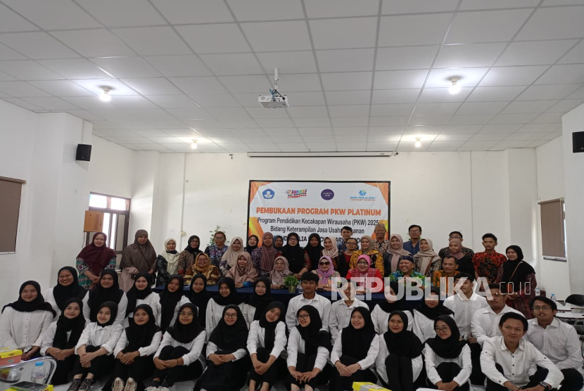Lembaga Kursus dan Pelatihan (LKP) Budi Mulia Dua (BMD) Culinary School resmi membuka kembali kegiatan belajar berwirausaha melalui program Pendidikan Kecakapan Wirausaha (PKW) Platinum 2025, Selasa (7/10/2025).