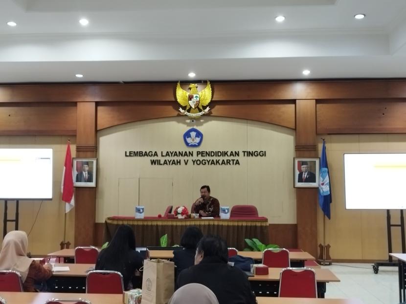 Lembaga Layanan Pendidikan Tinggi (LLDIKTI) Wilayah V Yogyakarta mengundang 100 pimpinan Perguruan Tinggi Swasta (PTS) di DIY untuk melakukan sosialisasi Standar Layanan LLDIKTI Wilayah V Yogyakarta pada Jumat (21/06/2024).
