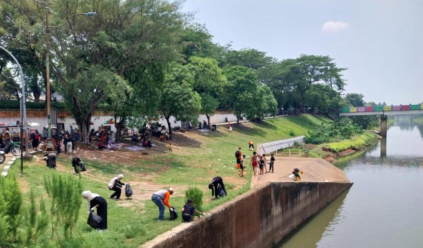 Lembaga Manajemen Infaq (LMI) Jakarta menyelenggarakan aksi bersih sungai di Pintu Air Banjir Kanal Timur (BKT), Malaka Sari, Duren Sawit, Jakarta Timur, Ahad (29/9/2024). 