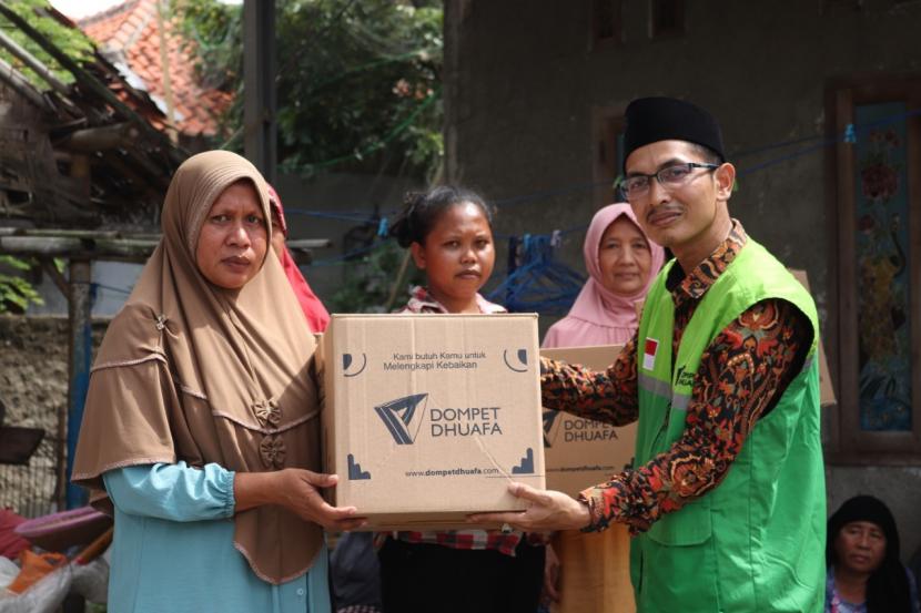 Lembaga Pelayan Masyarakat (LPM) Dompet Dhuafa bergerak ke wilayah pesisir dengan menyalurkan sebanyak 43 paket sembako bagi keluarga nelayan di Kampung Pagedangan Ilir, Kronjo, Kabupaten Tangerang, Rabu (11/1/2023).
