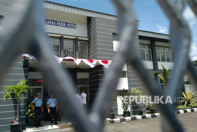 Lembaga Pemasyarakatan Kelas II A High Risk Pasir Putih untuk Narapidana Teroris Kelas Berat. Lapas ini diproyeksikan untuk menjadi Lapas dengan Super Maximum Security untuk menahan para narapidana yang memiliki potensi dan pengaruh jaringan terorisme. Nusakambangan, Jumat (22/12).