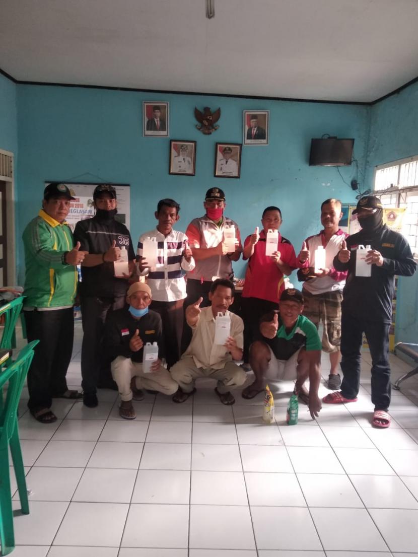Lembaga Penelitian dan Pengabdian kepada Masyarakat (LPPM) IPB  University menyerahkan bantuan hand sanitizer kepada warga Desa Neglasari, Bogor.