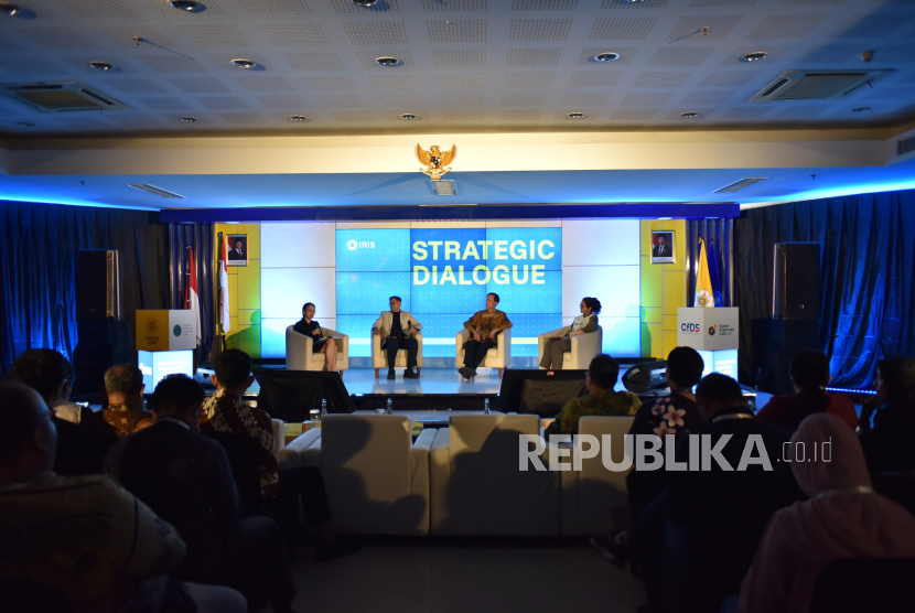 Lembaga penelitian Safer Internet Lab (SAIL) dari Center For Studies and Internasional Studies (CSIS) serta Center for Digital Society (CfDS) menyelenggarakan seminar internasional tentang kecerdasan buatan generatif bertajuk Information Resilience and Integrity Symposium (IRIS) 2025. Acara itu dihelat pada Kamis, (21/08/2025) di Fakultas Ilmu Sosial dan Ilmu Politik (FISIPOL) Universitas Gadjah Mada (UGM).