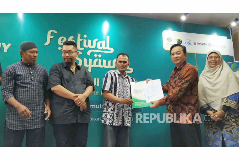 Lembaga Pengkajian Pangan, Obat-obatan, dan Kosmetika Majelis Ulama Indonesia (LPPOM MUI) resmi menutup kegiatan Festival Syawal 1444 H, Kamis (8/6/2023). Dalam acara ini, BJPH juga menyerahkan sertifikat halal bagi 4 RPHU di Rawa Terate. 