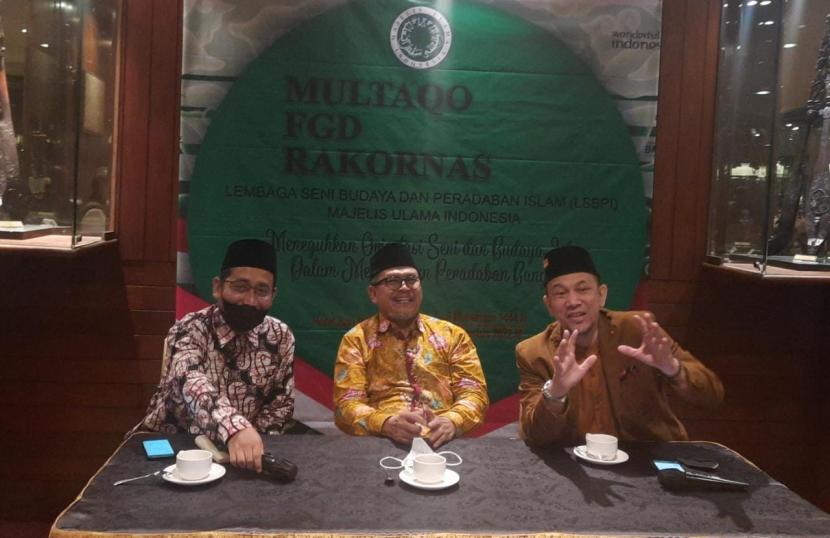 Ketua LSBPI MUI, Habiburrahman El-Shirazy Lc MA; Ketua MUI yang membawahi bidang seni, budaya dan peradaban Islam, Dr KH Jeje Zaenuddin;  dan Ketua Panitia Multaqa, FGD dan Rakornas LSBPI MUI, Ustadz Erick Yusuf SSy MPd (dari kiri ke kanan) saat menggelar konferensi pers terkait Multaqa, FGD dan Rakornas LSBPI MUI di Hotel Sari Pacific Jakarta, Senin (1/8/2022).