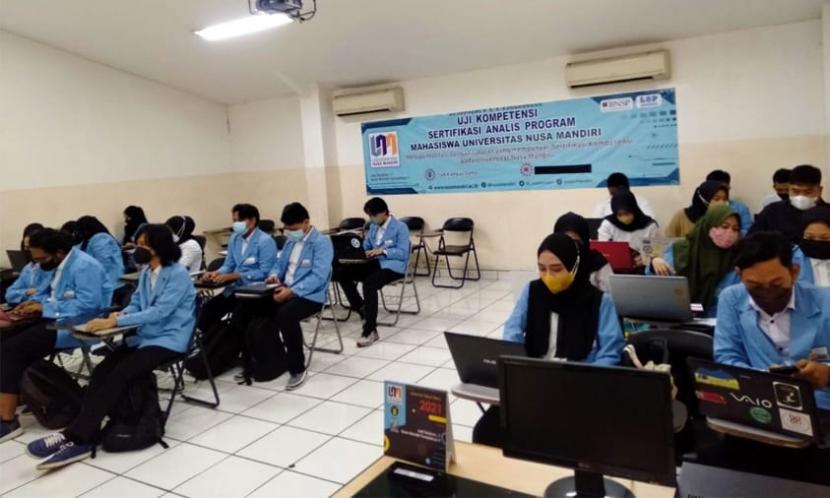  Lembaga Sertifikasi Kompetensi (LSP) Nusa Mandiri, mengadakan kegiatan uji Sertifikasi Kompetensi bidang Analisis Program pada ratusan mahasiswa Universitas Nusa Mandiri (UNM).