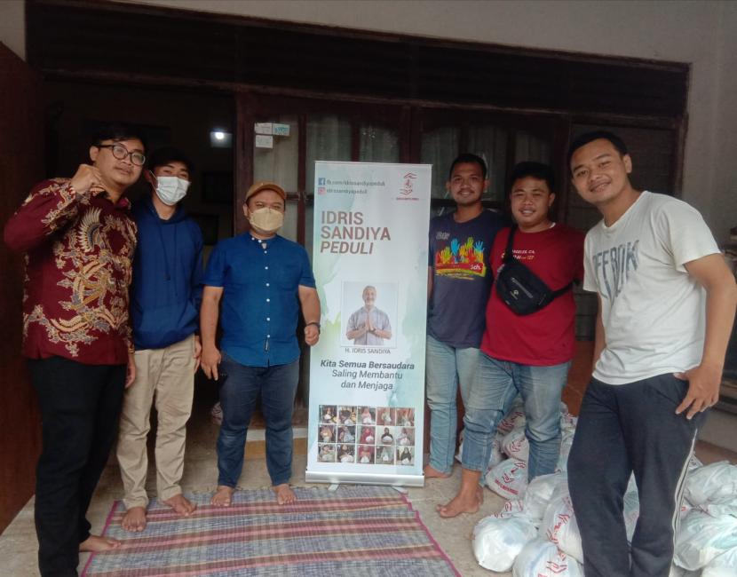 Lembaga Sosial Idris Sandiya Peduli (ISP) memberikan bantuan sembako untuk warga Depok dan Bekasi.