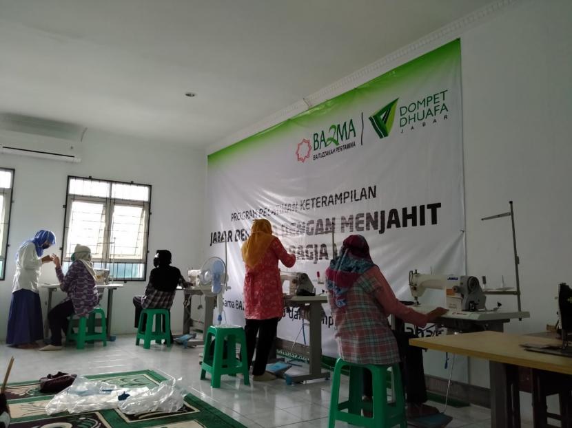 Lembaga Sosial Kemanusiaan Dompet Dhuafa (DD) Jabar bekerja sama dengan BAZMA Asset 3 PT Pertamina EP menggulirkan program pelatihan menjahit bertajuk Jabar Berdaya dengan Menjahit (Jabar Bagja) untuk masyarakat dhuafa di Cirebon, Jawa Barat, Rabu (12/8).