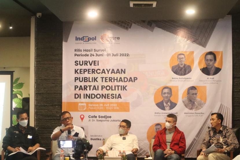 Lembaga survei Indopol memaparkan hasil temuan survei mereka.