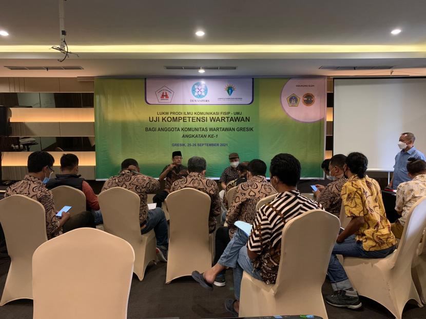 Lembaga Uji Kompetensi Wartawan Prodi Ilmu Komunikasi (LUKW Prodi UMJ) melaksanakan uji kompetensi bagi 27 anggota Komunitas Wartawan Gresik (KWG) selama dua hari mulai Sabtu (25/9) hingga Ahad (26/9) di Hotel Horison GKB, Gresik, Jawa Timur. Hadir pada saat pembukaan Uji Kompetensi, Tria Patrianti (Direktur LUKW Prodi  UMJ), Indra S.W Junor (PT. Smelting) dan Syuhud Almafaluty (Ketua KWG) serta tim penguji. 