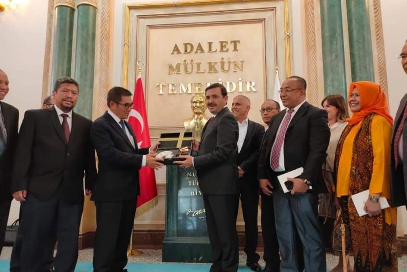 Lembaga wakaf Syarikat Islam mengunjungi Turki. Rombongan diterima Kementrian Kehakiman Turki (Turkiye Commuriyeti Adalet Bakanligi).