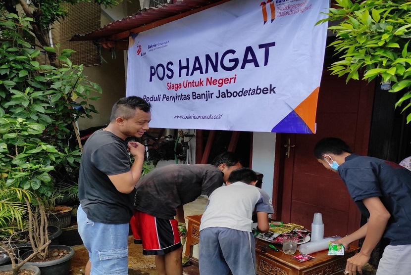 Lembaga Zakat Kelompok Bakrie, Bakrie Amanah dirikan Pos Hangat untuk penyintas banjir di wilayah Slamet Riyadi 4, Matraman, Jakarta Timur. Pada Hari sabtu (20/2) kemarin banjir di wilayah ini mencapai ketinggian hingga sedada orang dewasa yang merendam ratusan rumah warga. 