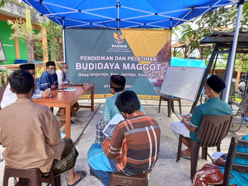 Lembaga ZCD BAZNAS bersama Pondok Pesantren Entrepreneur Raudhatul Madinah yang merupakan Mitra ZCD menyelenggarakan pendidikan dan pelatihan budi daya magot untuk mustahik yang terbentuk di Desa Mojorejo, Kecamatan Junrejo, Kota Batu, Jawa Timur, pada Rabu (24/2).