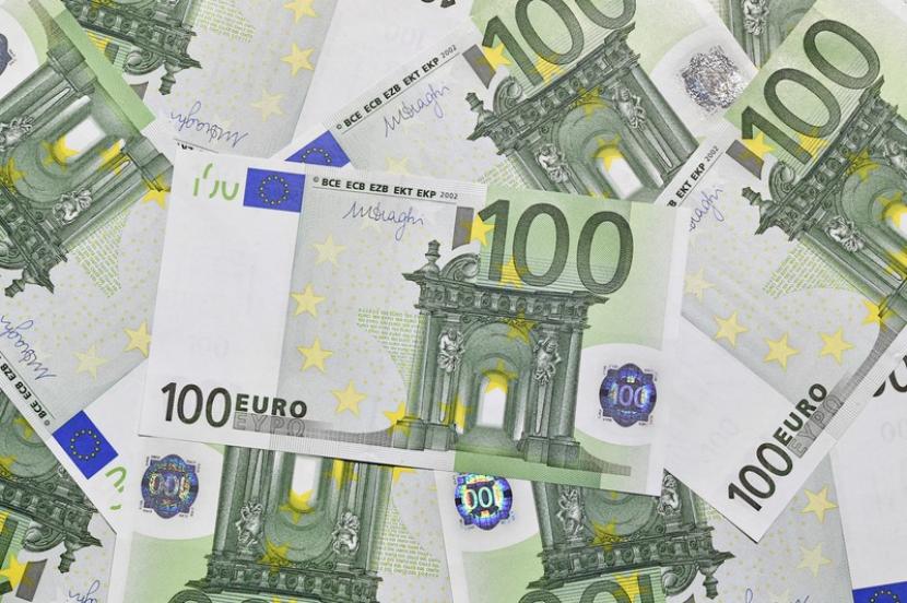 Lembaran 100 euro. Mata uang euro telah melemah dibandingkan dolar. Sebagian besar utang pemerintah Italia dihargai dalam euro. 