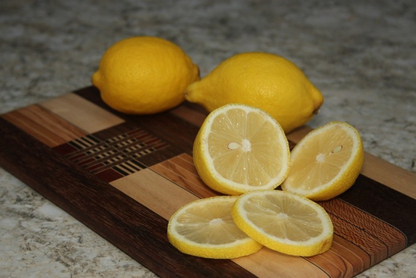 Lemon, sumber vitamin C.