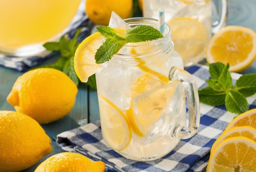 Air perasan lemon cukup populer sebagai peguat sistem kekebalan tubuh (Foto: ilustrasi air perasan lemon)