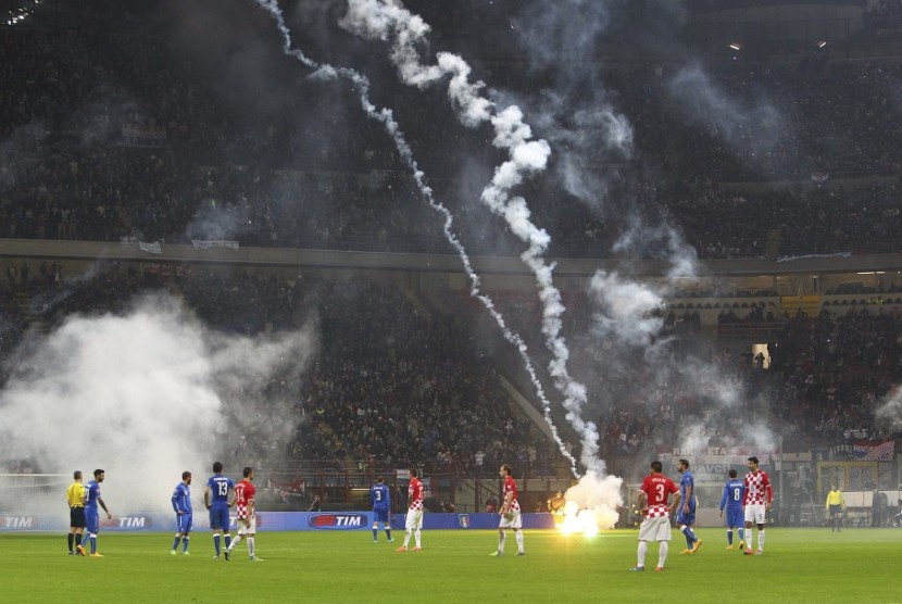 Lemparan kembang api ke lapangan mengganggu laga Italia kontra Kroasia.