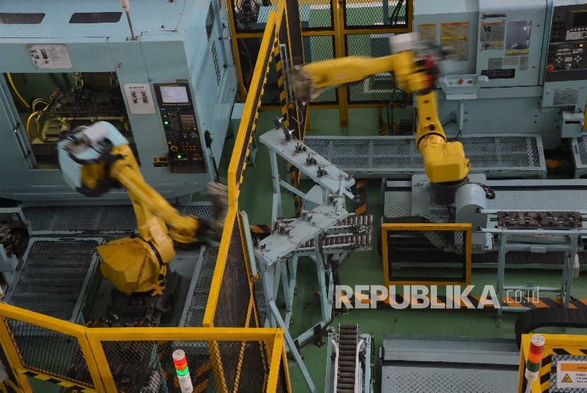 Lengan-lengan robotik di fasilitas pabrik otomotif tengah merakit sepeda motor di Karawang, Jawa Barat, Kamis (3/11) (ilustrasi). Capaian realisasi investasi di wilayah Kabupaten Purwakarta, Jawa Barat, sepanjang Januari hingga Desember 2022 mencapai Rp 8,78 triliun. 