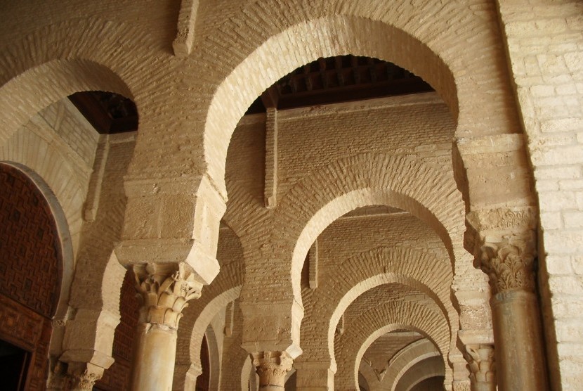 Lengkung tapal kuda di Masjid Uqba, Kairouan, Tunisia.