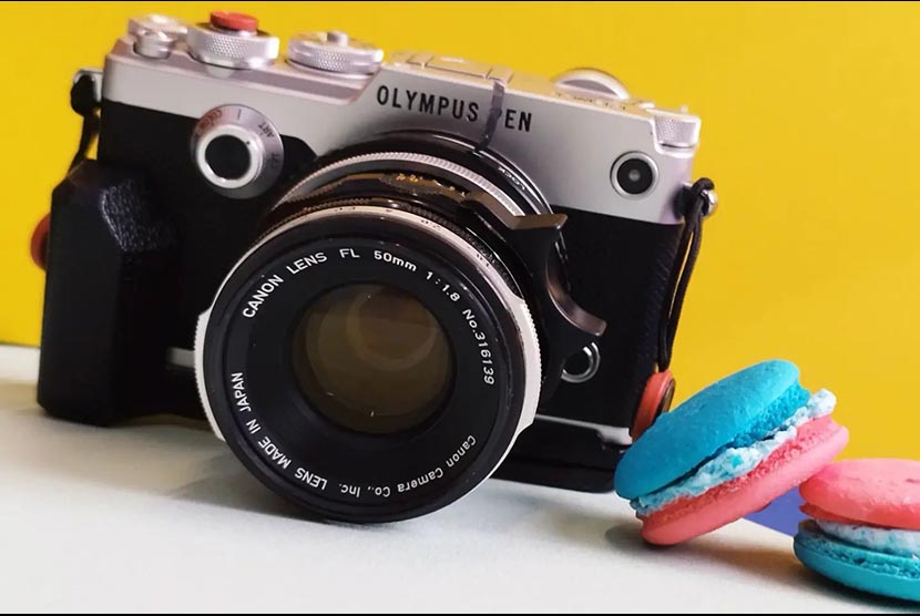 Lensa Canon FL 50mm f/1.8 terpasang di bodi kamera microfourthird Olympus Pen F.