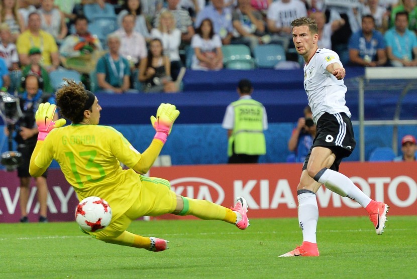 Leon Goretzka (kanan) dari Jerman mencetak gol kedua ke gawang Guillermo Ochoa dari Meksiko pada semi final Piala Konfederasi 2017 antara Jerman dan Meksiko di Stadion Olimpiade Fisht, Sochi, Rusia, 29 Juni 2017.