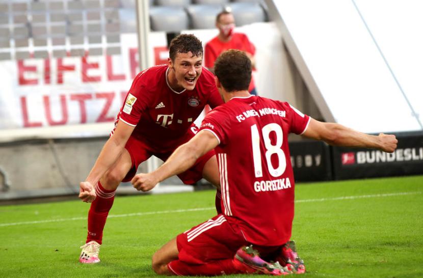 Leon Goretzka (kanan) merayakan golnya untuk Bayern Munchen saat menghadapi Borussia Monchengladbach.