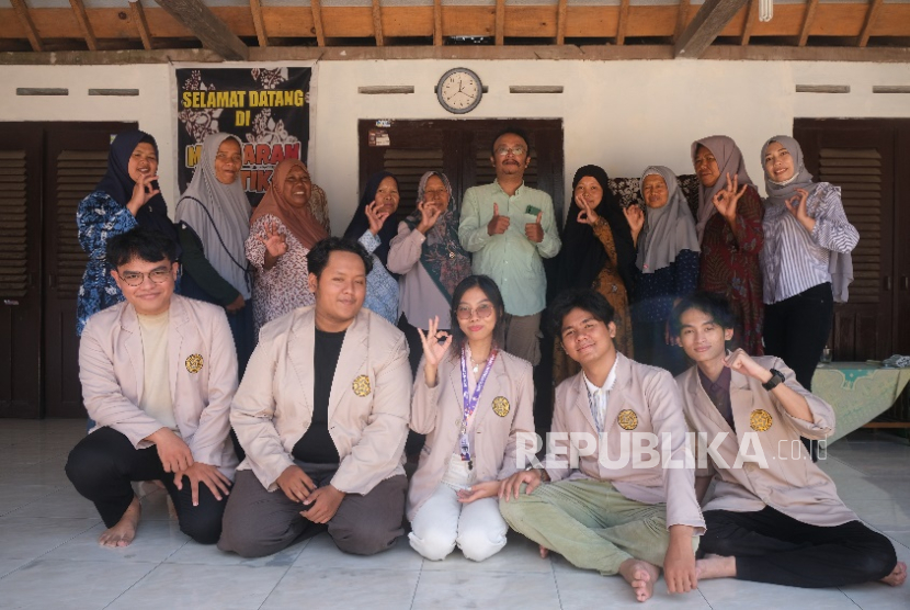 Leonard Varel dan tim Mamah Berkarya, mahasiswa Ilmu Komunikasi angkatan 2022 Universitas Amikom Yogyakarta, melaksanakan program dalam upaya meningkatkan pemasaran mitra batik tradisional, Rizqi Batik Mantaran. Kegiatan berupa workshop fotografi  dengan menggunakan kamera handphone tersebut digelar pada 29 Desember 2024 lalu.