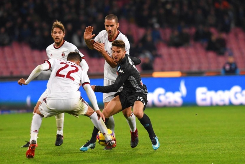 Bek AC Milan, Leonardo Bonucci (tengah) pada laga kontra Napoli di Stadion San Paolo, Ahad (19/11) dini hari WIB. Milan kalah 1-2 pada laga ini.