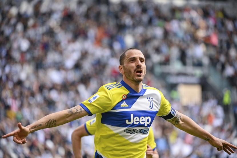  Leonardo Bonucci dari Juventus merayakan setelah mencetak gol keduanya dalam pertandingan Serie A antara Juventus dan Venezia, di Stadion Allianz Turin, Italia, Ahad, 1 Mei 2022. 