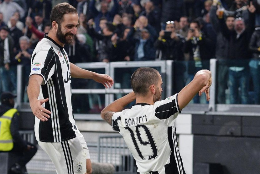 Leonardo Bonucci (kanan) merayakan golnya.