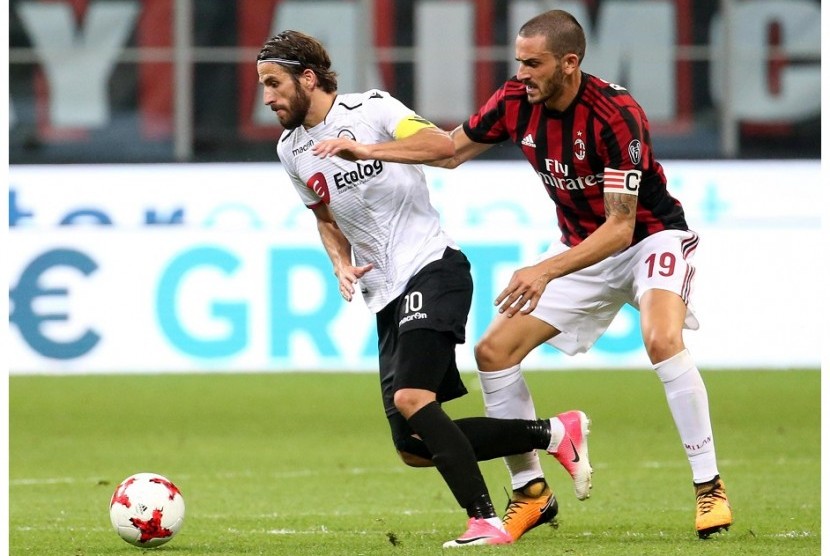 Leonardo Bonucci (kanan) saat menjaga pemain Shkendija dalam laga play-off Liga Europa.