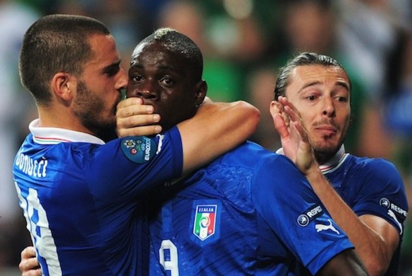 Leonardo Bonucci menutup mulut Balotelli setelah mencetak gol ke gawang Republik Irlandia