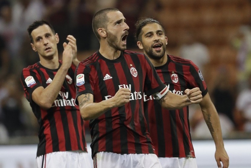 Leonardo Bonucci (tengah).